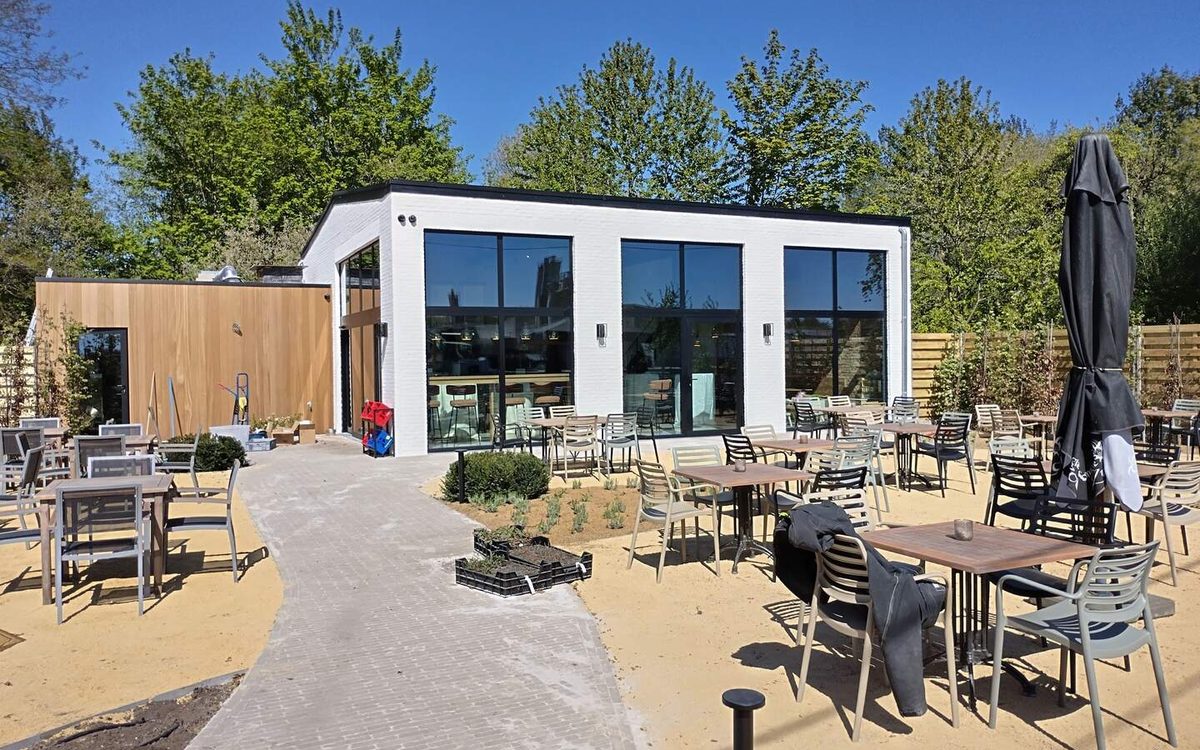 Zomerbar Papaoutai langs het kanaal in Ravels